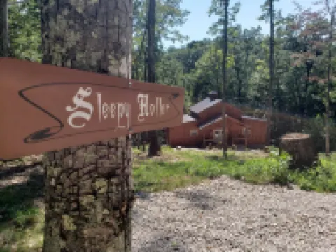 Sleepy Hollow 2-bedroom cabin with Hot Tub, WiFi near Red River Gorge