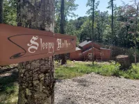 Sleepy Hollow 2-bedroom cabin with Hot Tub, WiFi near Red River Gorge