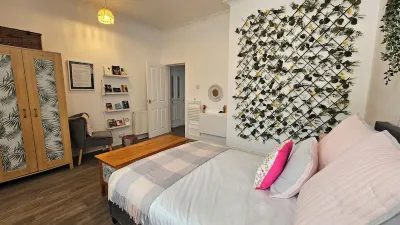 The Ferns - Shared Garden Apartment With Parking. Hotels in 