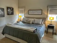 Downtown condo short walk to lake, patio and awesome common area