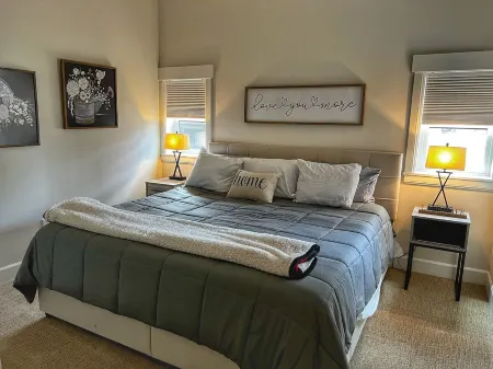 Downtown condo short walk to lake, patio and awesome common area