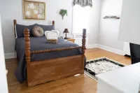 The Vine--4 Bedrooms Hotels in Franklin