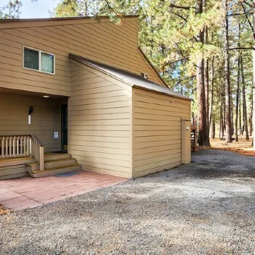 3 Min to SHARC with 8 Passes! Private Hot Tub, Quite Cul-de-sac w/ PS4 & BBQ