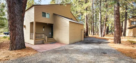 3 Min to SHARC with 8 Passes! Private Hot Tub, Quite Cul-de-sac w/ PS4 & BBQ