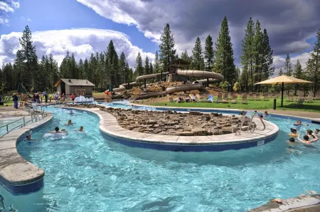 3 Min to SHARC with 8 Passes! Private Hot Tub, Quite Cul-de-sac w/ PS4 & BBQ