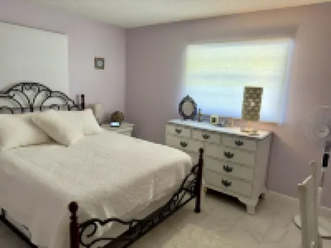 Casa Celeste. Fenced Back Yard. Close to Boat Ramp. Children and Dog Friendly. Hotels in Palm City