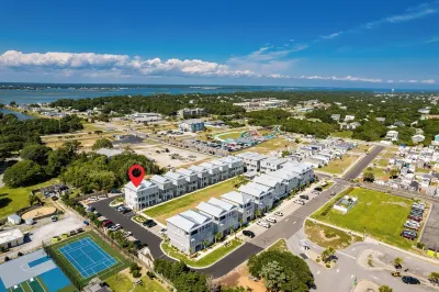 Just steps away - beach, pool, & attractions on the Emerald Isle! New Home. Bluewater Vacation Rentals Emerald Isle, NC附近的飯店