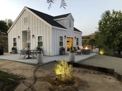 Lux Vineyard Escapes-Stylish Modern Barn Hotel in zona Lake Skinner Recreation Area