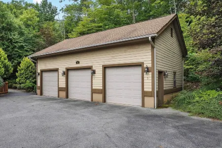 New Luxury Condo in Smoky Mountain Country Club, No Steps to Get In!