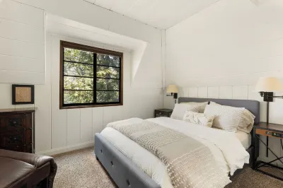 Lake Arrowhead-Immaculate home, spacious lot, can't get closer to the Village! Hotel in zona Lake Arrowhead Branch Library