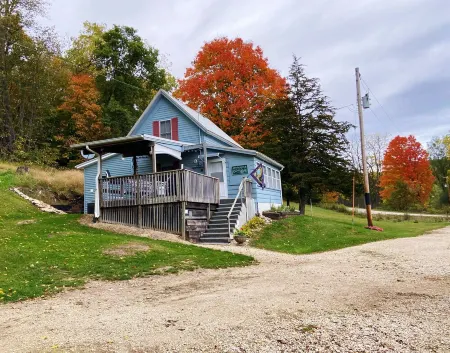 Trout Cove Cabin - Fish, Hike & Relax all in one setting just North of Decorah