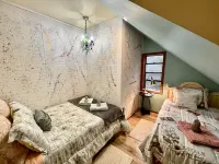 Tranquil Estate in the Foothills of the Ozarks, sleeps 18 Hotels in Barren Fork Township