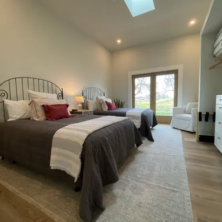 6 Bed 3 Bath House Surrounded by 10 Acres of Vines w Pool, Jacuzzi, & Fire Pit.