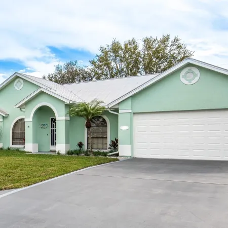 🍹🌞 Coastal Getaway! Heated Pool, Private Patio, Fenced Yard, 5 miles to Beach!