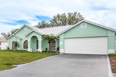 🍹🌞 Coastal Getaway! Heated Pool, Private Patio, Fenced Yard, 5 miles to Beach!
