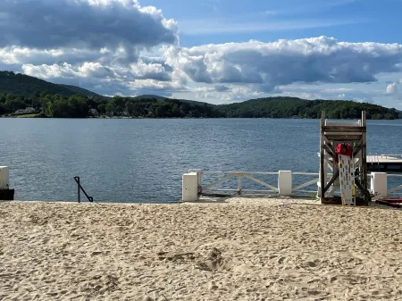 Candlewood Isle Cabin ~Dog-Friendly ~Lake Access~ Beach, Tennis, Basketball Отели в г. Нью Фэрфилд