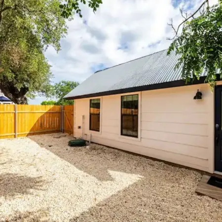 Charming guest studio in the heart of Liberty Hill