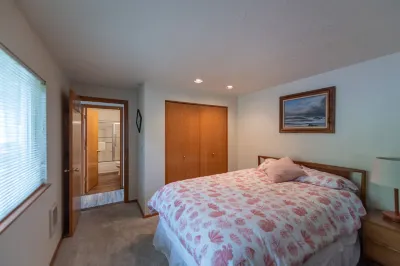 Tranquil ocean view, walk to beach, king suite