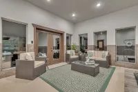 VIEWS/ Heated Pool/ Hot tub/ 15 min to Attractions