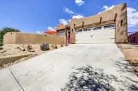 Boho style desert house with Amazing Views and pool & spa 데세르 퀸 마인 트레일헤드 주변 호텔