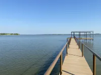 Beautiful lakefront house in 3 acre private woods West Tawakoni住宿飯店