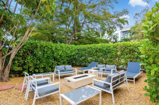 Minimalist Haven Naples • Walk to Beach & 5th Ave