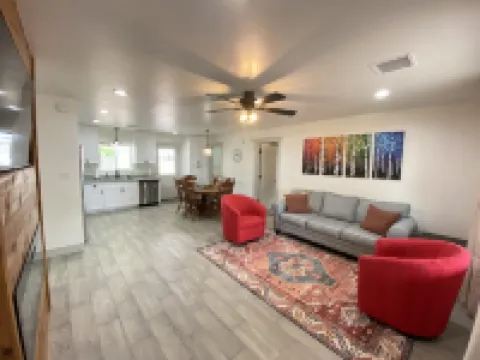 Centrally located! 30 mins to Pines or Petrified Forest. Family-friendly.