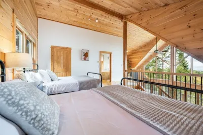 New! Private, ocean view cabin close to ONP; hot tub/ gameroom