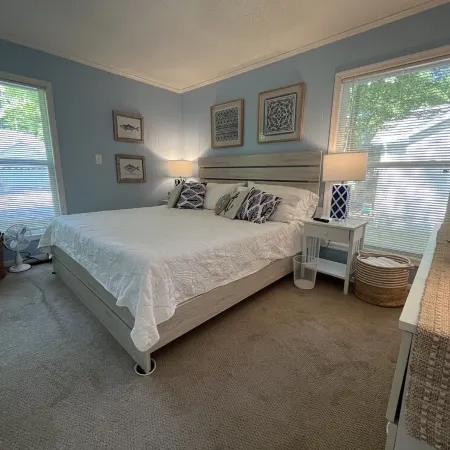 Cozy, Bright Beach Retreat In The Woods (Great for Pets & Kids