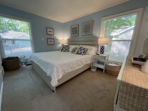 Cozy, Bright Beach Retreat In The Woods (Great for Pets & Kids - Wi-Fi
