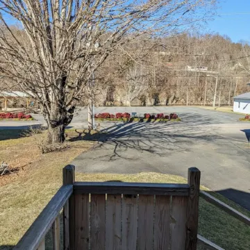 Cozy home in Damascus located next to River, Trails, Bike Shops, and Dining.