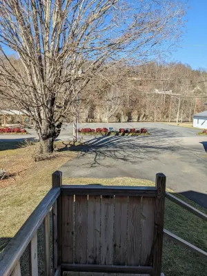 Cozy home in Damascus located next to River, Trails, Bike Shops, and Dining.