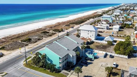 Summer Sale: Well-Stocked Gulf Front Retreat with Amazing Views! Community Pool!