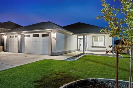 New house! Hot Tub and fire-pit waiting for you.