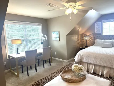 Private Luxury Suite 2 Bed 1 Bath w/ LR and Kitchenette! Remote Workspace Grace Pointe Community Church 주변 호텔