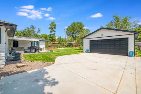 Beautiful Updated Home on Dahlia St Central Denver w/ big yard Отели рядом с достопримечательностью «Packy Romans Park»