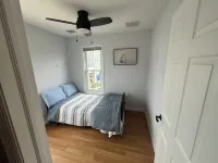 Beach bungalow that can sleep up to 6! 4 minute walk to the beach! Hôtels à proximité de : Ocean County Library