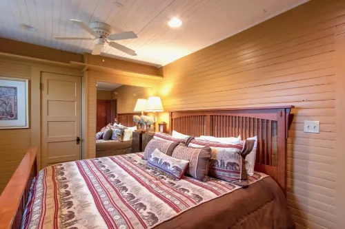 Ski Season or Yearly Rental. Fireplce. Dogs Welcome. Walk to Equinox Pond & Bba.