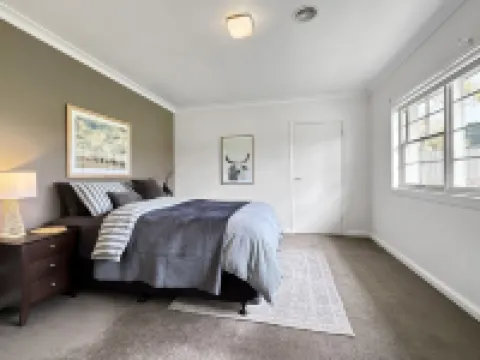 Gorgeous two bedroom home with lake views! Hotels in Hamilton