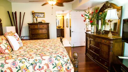 SPECTACULAR BEACH CONDO. 2/2 PLUS DEN. HEATED POOL - EMAIL US. Отели рядом с достопримечательностью «Тики Гарденс - Индиан-Шорс Бич Аксесс»