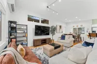 Pool/Hot Tub/75 inch TV/1000mbps/Brand New