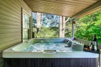Secluded, renovated, cabin with gorgeous mountain views, firepit, hot tub