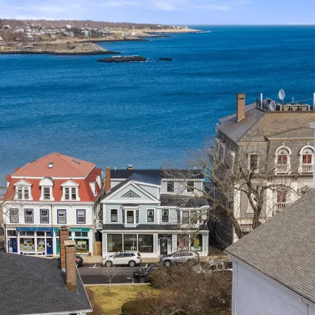 Rare Waterfront Luxury Penthouse Bearskin Neck