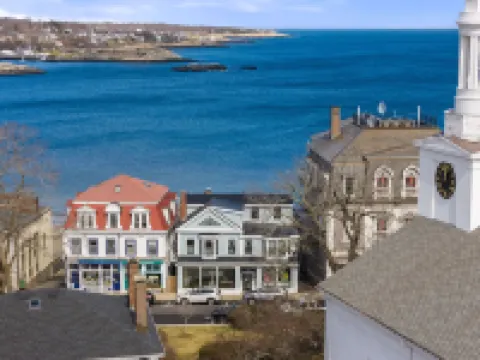 Rare Waterfront Luxury Penthouse Bearskin Neck