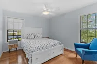 Pachs Crab Shack - Charming Waterfront 3 bed 1.5 bath House with a Dock