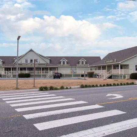 "Good Tides" Oceanside beach house with private heated pool & hot tub, Duck, NC