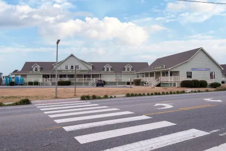 "Good Tides" Oceanside beach house with private heated pool & hot tub, Duck, NC