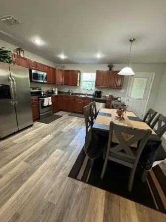 Hayden's Getaway: Sleep 6, Charming & Spacious