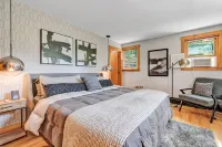 NEW Vermont Luxury in Woodstock Village: Private Home, Pond & Mountain Views 우드스톡 호텔