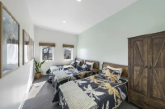 Unique 6 Bedroom Lakeview Home with Roof Terrace